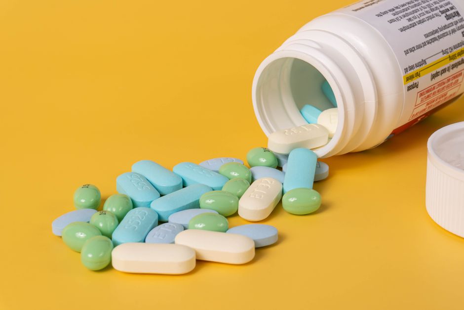 Bottle of prescription opioid pills representing oxycodone and hydrocodone comparison