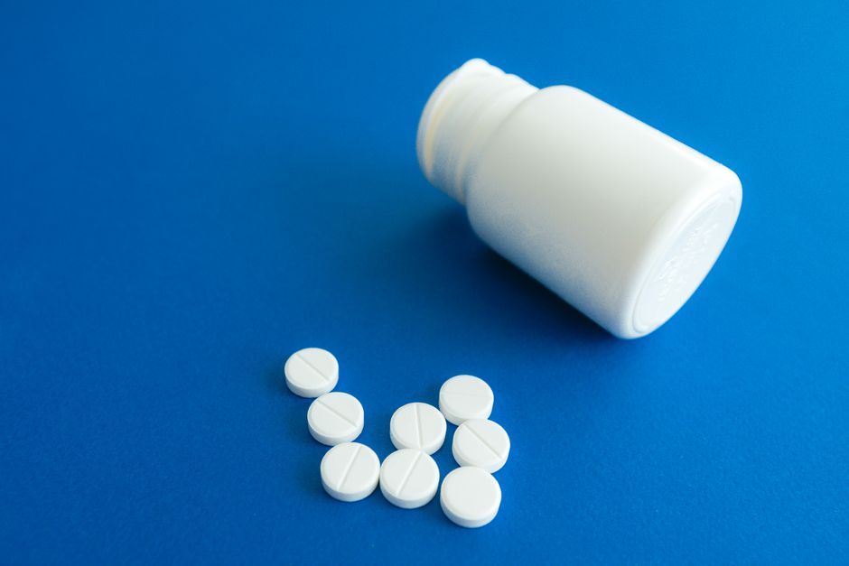 Bottles of hydrocodone and oxycodone prescription pills side by side representing a comparison of the two opioid painkillers