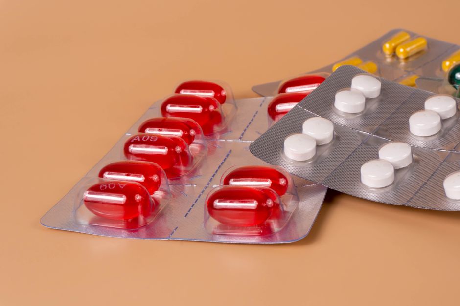 Bottles of hydrocodone and tramadol pills side by side representing a painkiller comparison