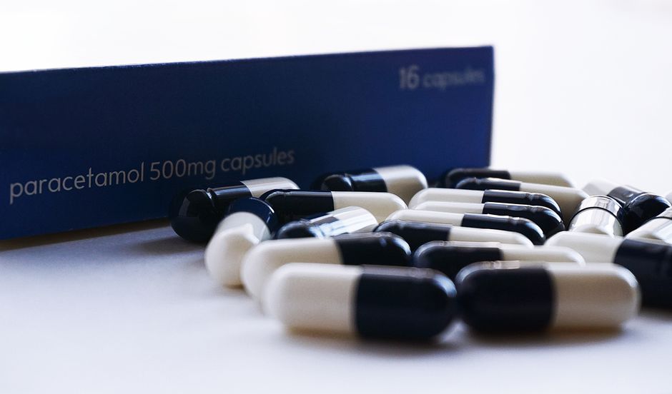 Bottles of oxycodone and tramadol pills side by side representing a painkiller comparison