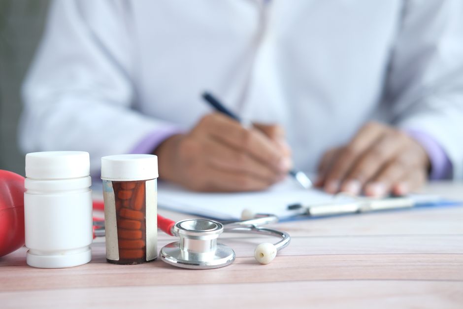 Dentist discussing oxycodone prescription for dental pain relief with patient