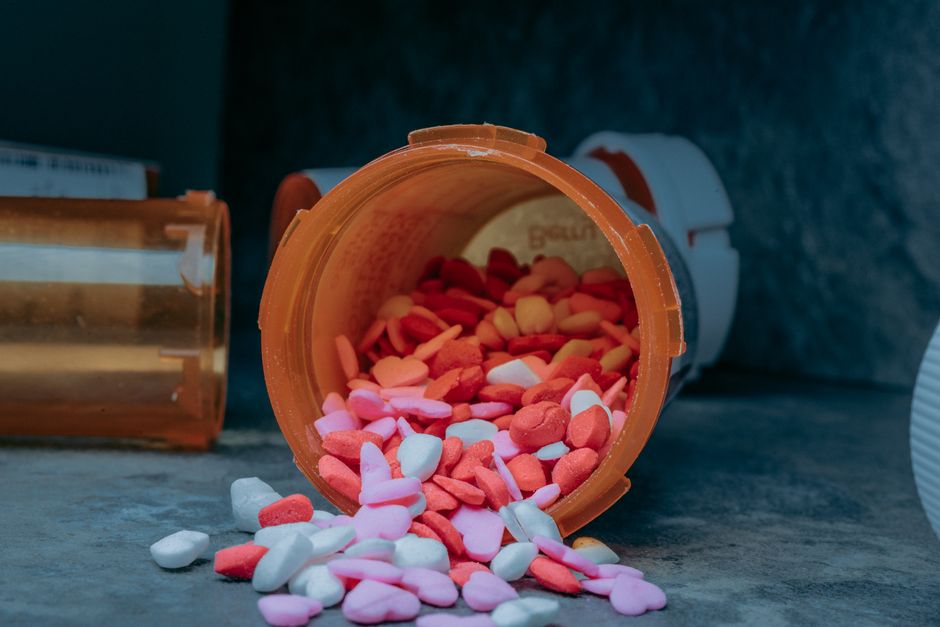 Different strength oxycodone tablets arranged next to a prescription bottle