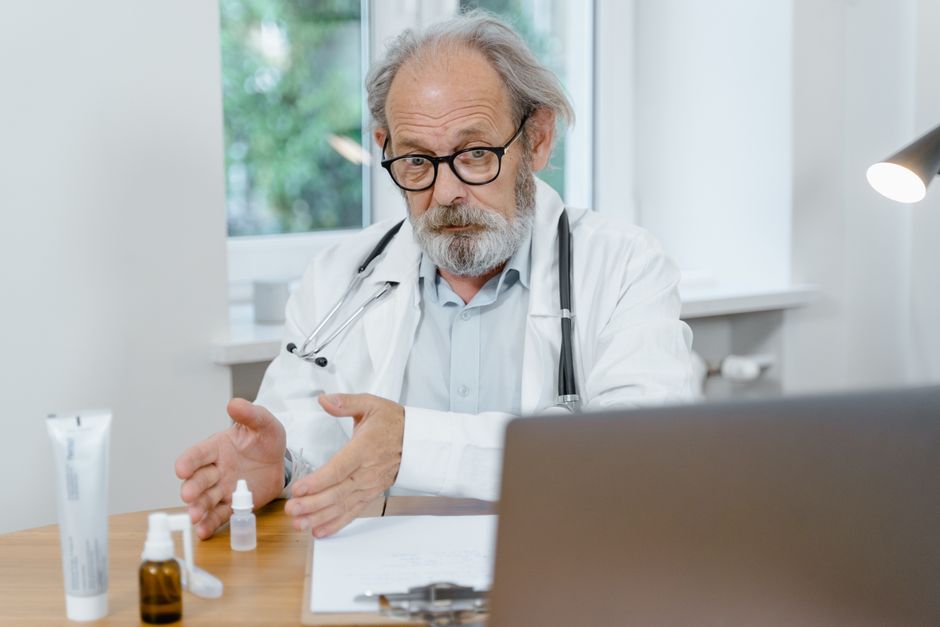 Doctor discussing oxycodone dosage and individual response with a patient