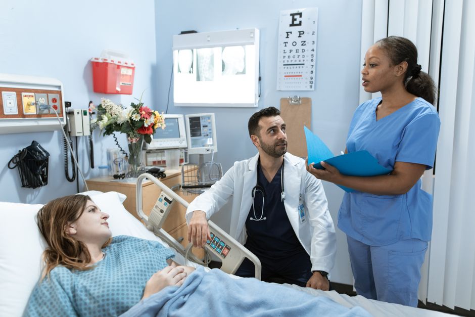 Doctor discussing oxycodone medication use with a patient before surgery