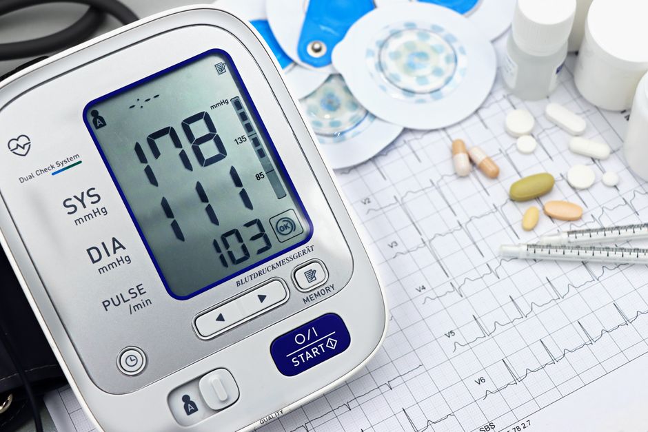 Heart rate monitor displayed next to oxycodone pills, illustrating the connection between oxycodone and heart rate