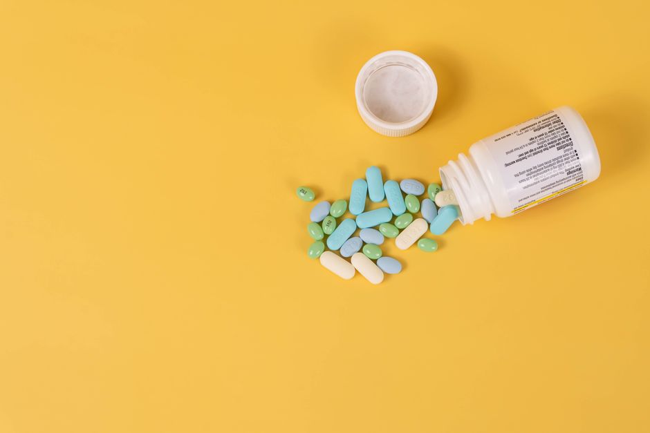 Hydrocodone pills spilled next to a prescription bottle representing drug detection timelines