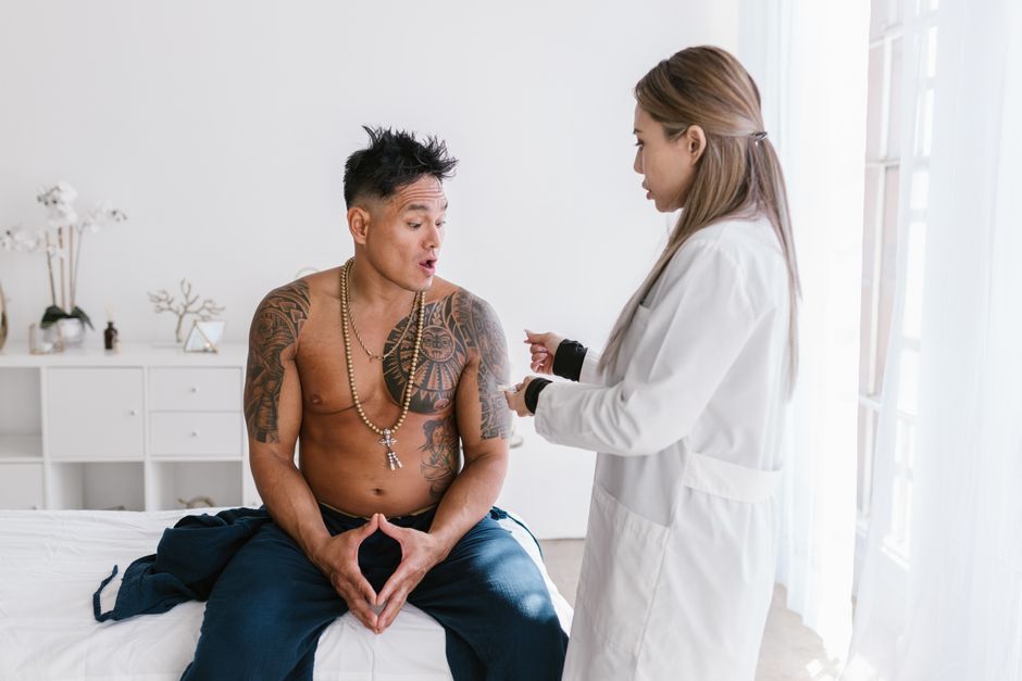 Man discussing oxycodone use and fertility concerns with a doctor in a clinical setting