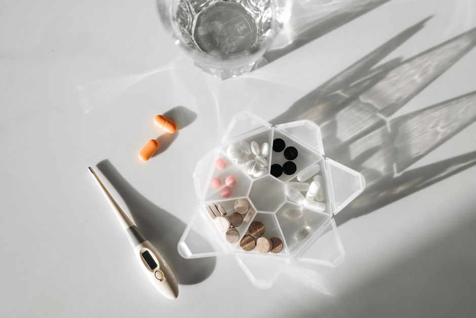 Oxycodone tablets next to a light meal and glass of water on a table