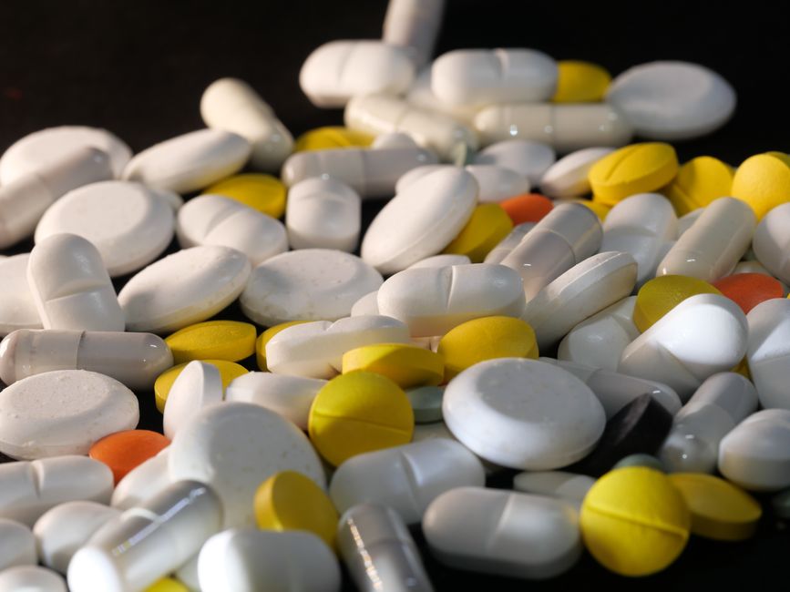 Pharmacist explaining oxycodone prescription rules to a patient in Pennsylvania