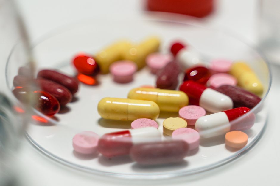 Pharmacist explaining oxycodone prescription safety information to a Georgia patient