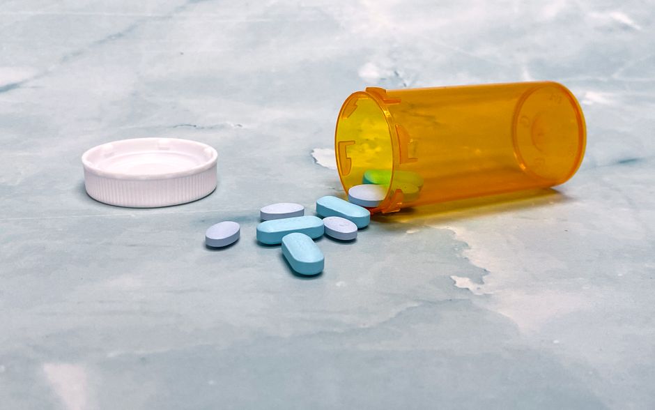 Prescription oxycodone pill bottle with medication guide for Texas patients