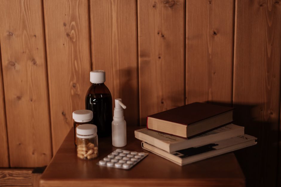 Tylenol tablets next to an oxycodone prescription bottle representing safe medication combination