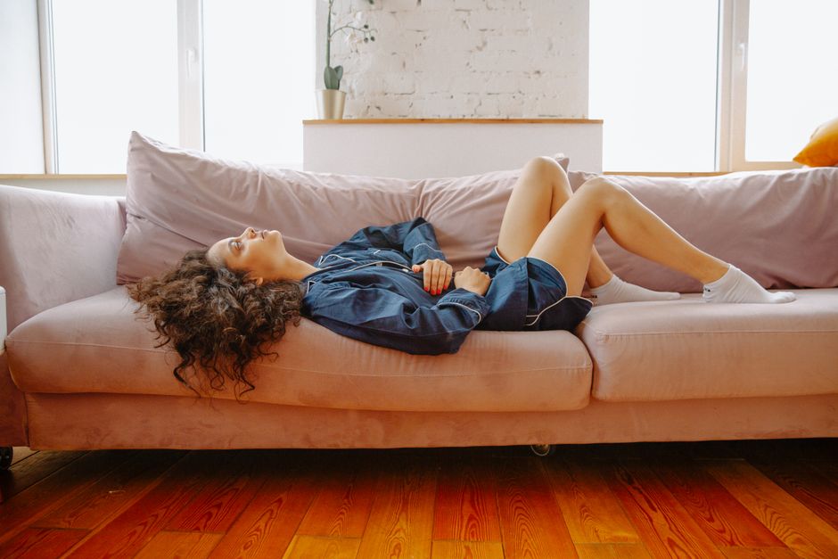 Woman holding a calendar while thinking about how oxycodone may affect her menstrual cycle