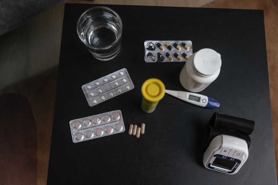 Bottle of hydrocodone pills next to a glass of alcohol representing the risks of mixing them