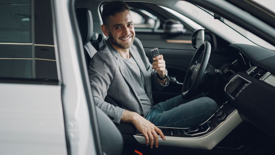 Person holding car keys and a hydrocodone prescription bottle deciding whether it is safe to drive